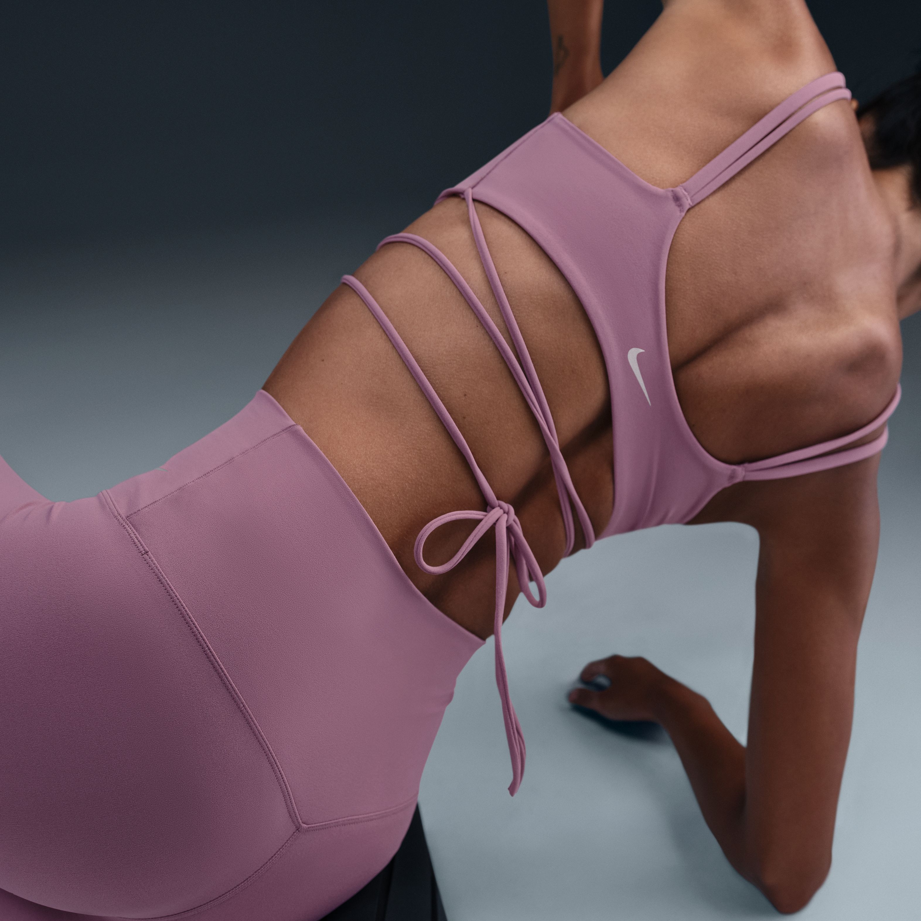 Nike W Nk Inf Strpy Wrap Bra Top morado de mujer para entrenamiento