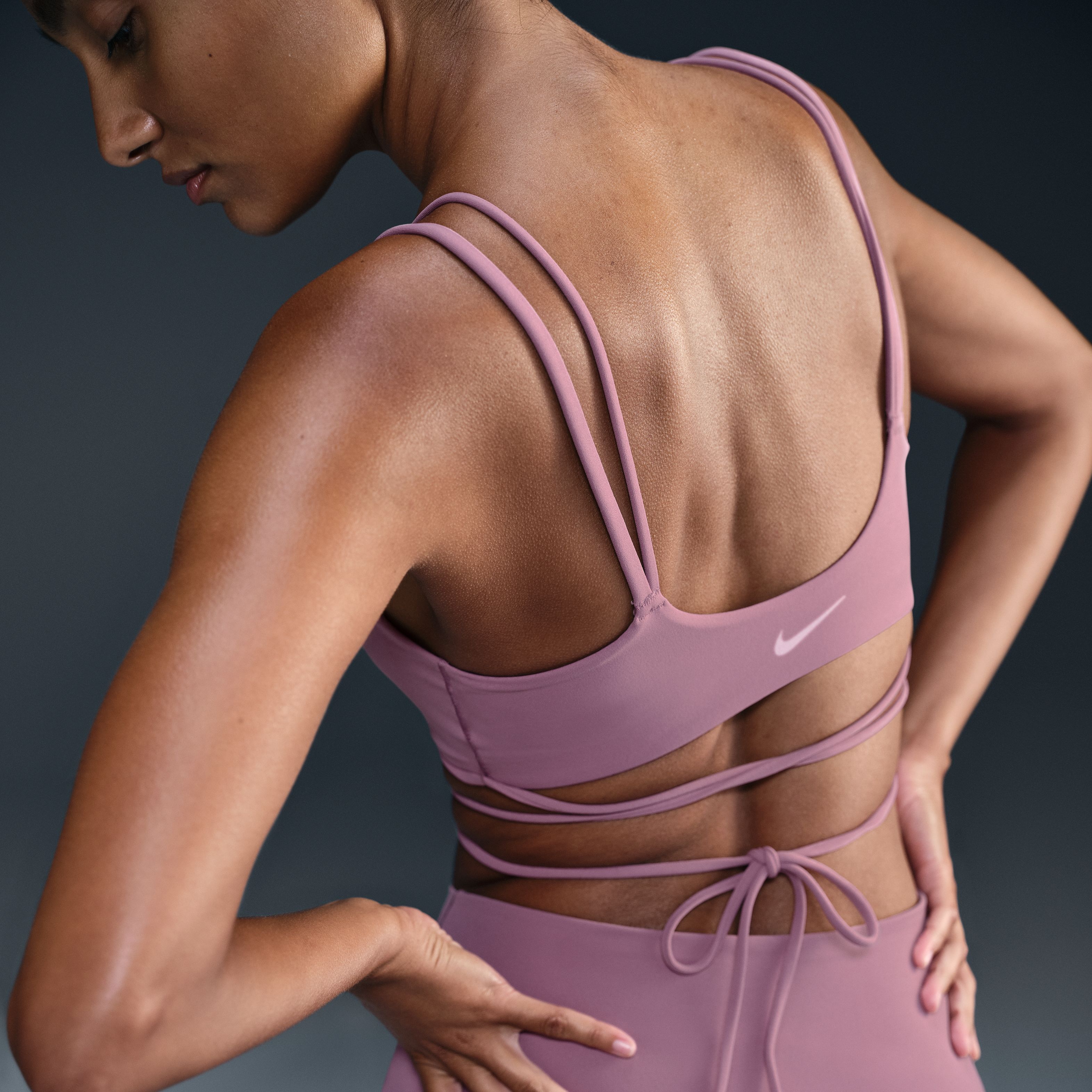 Nike W Nk Inf Strpy Wrap Bra Top morado de mujer para entrenamiento