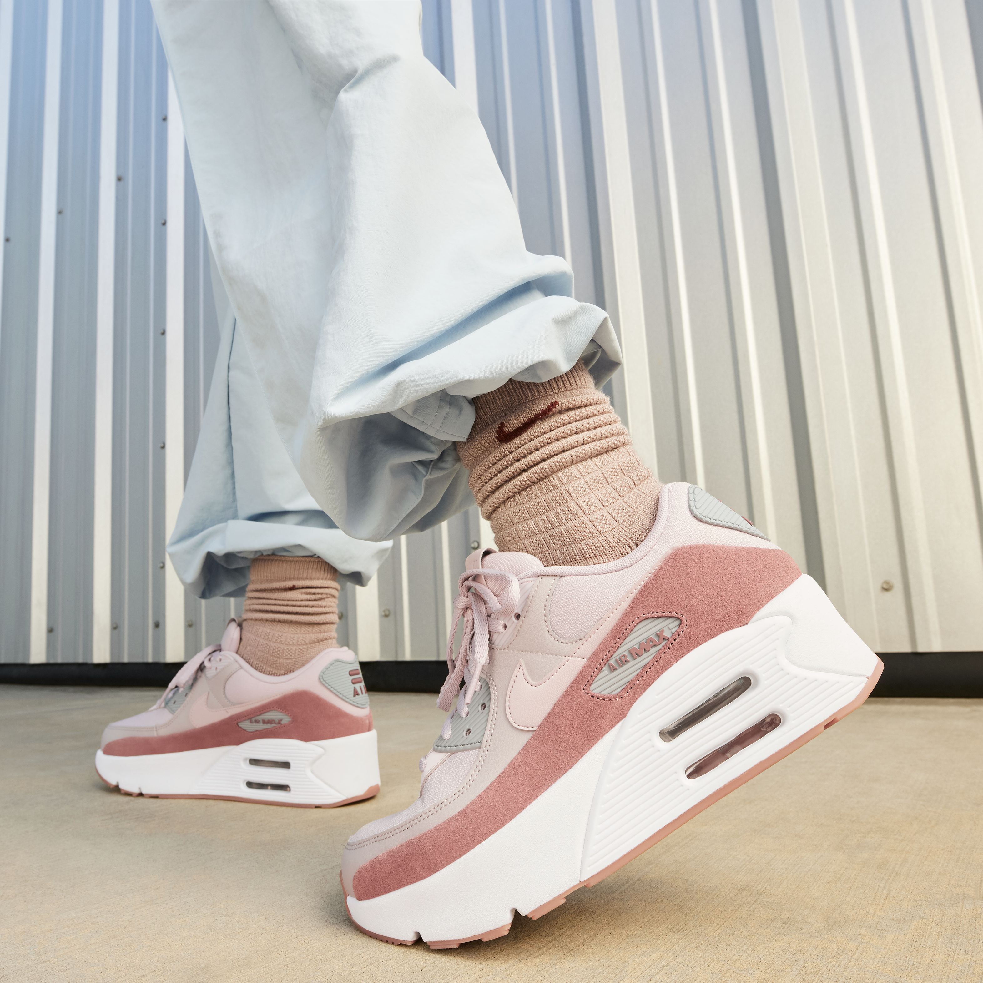 Nike Air Max 90 Lv8 Tenis gris de mujer lifestyle
