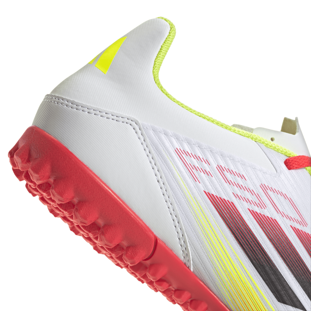 Adidas Guayos F50 Club Pasto Sintetico blanco de hombre para futbol