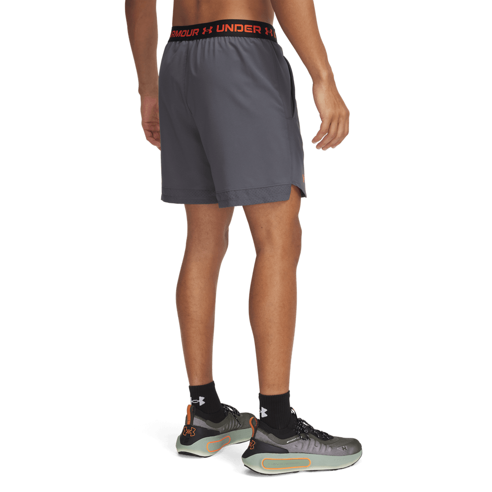 UA Vanish Woven 6In Shorts Pantaloneta gris de hombre para entrenamiento