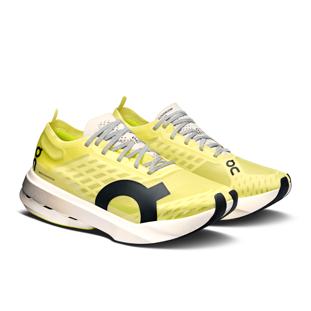 On Cloudboom Strike Tenis amarillo de mujer para correr