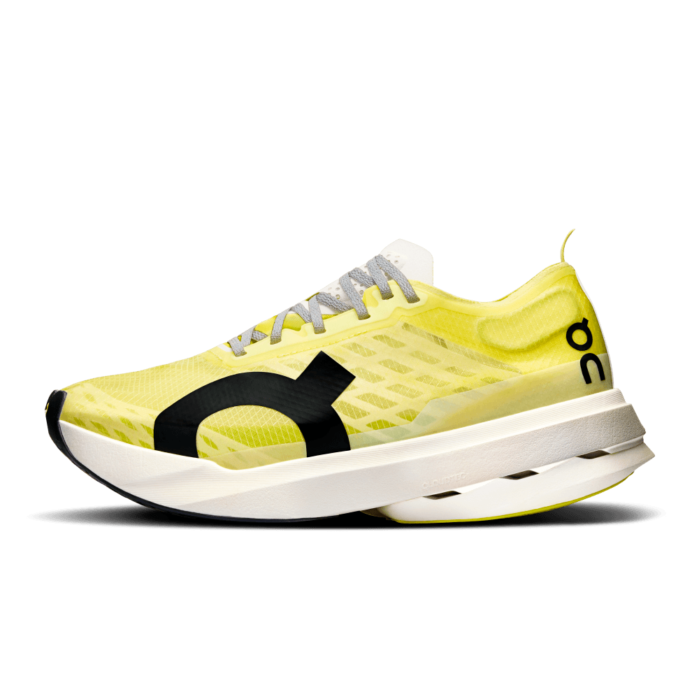 On Cloudboom Strike Tenis amarillo de mujer para correr