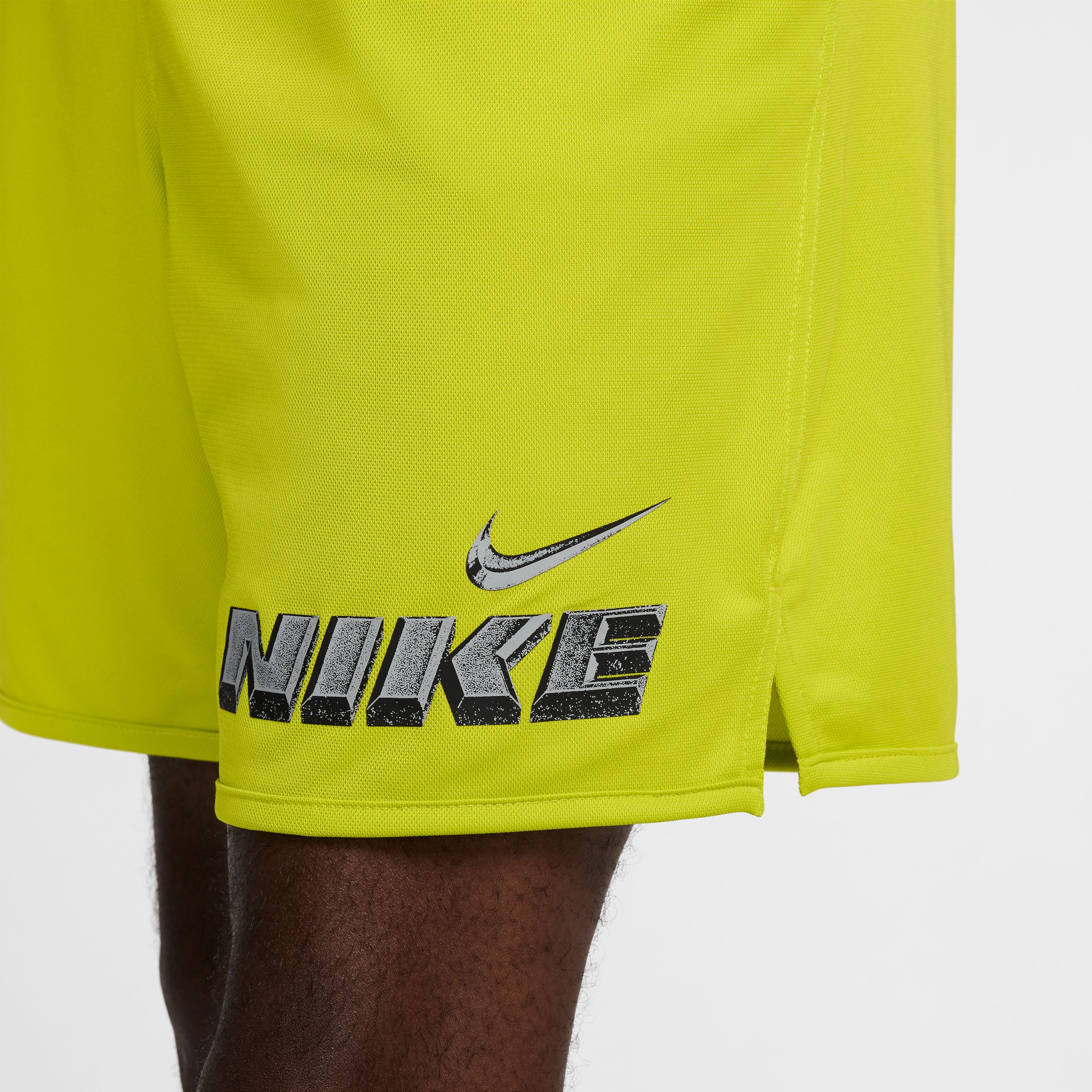 Nike M Nk Df Totality Gfx Short 7Ul Pantaloneta verde de hombre para entrenamiento