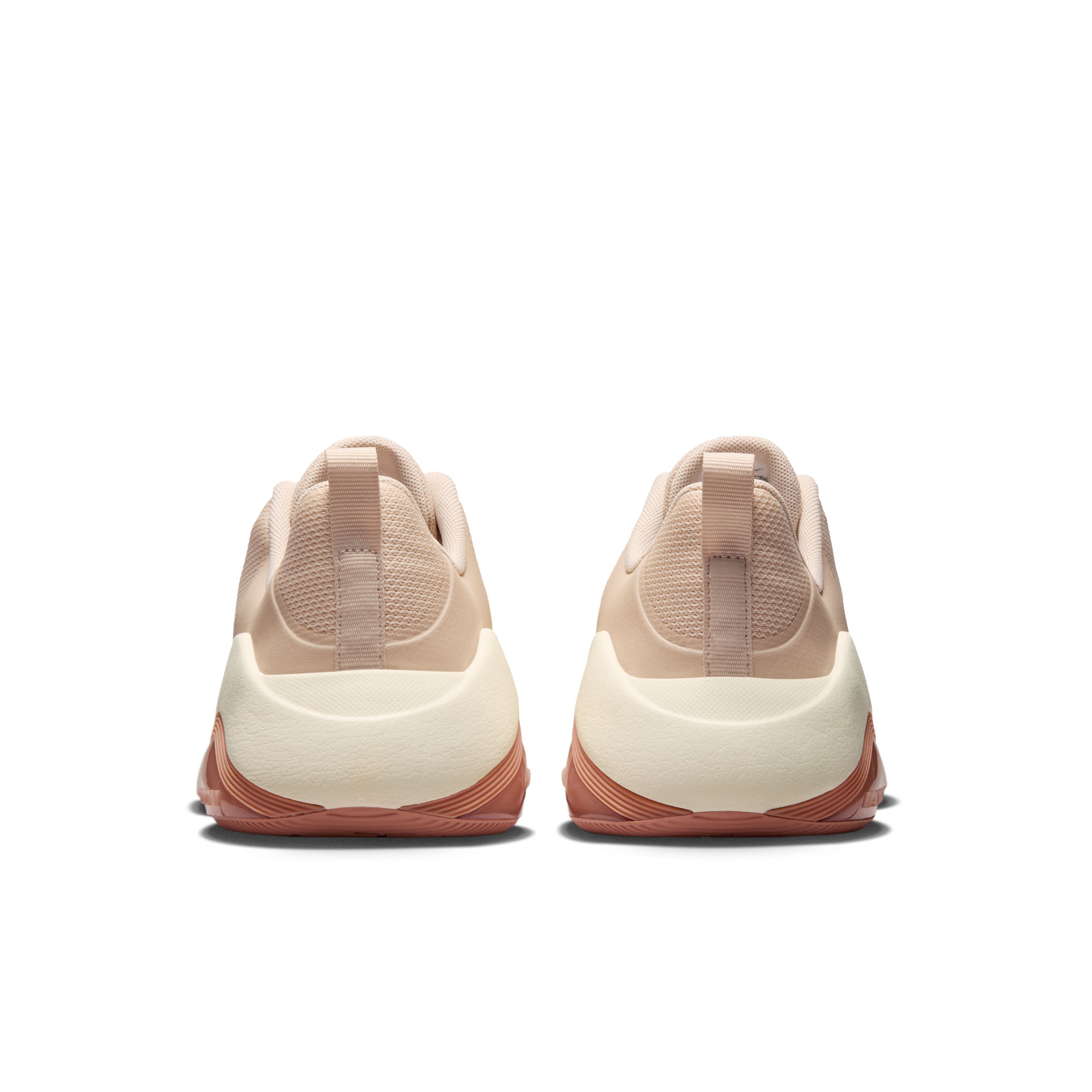 Nike W Nike Air Zoom Bella 7 Tenis beige de mujer para entrenamiento