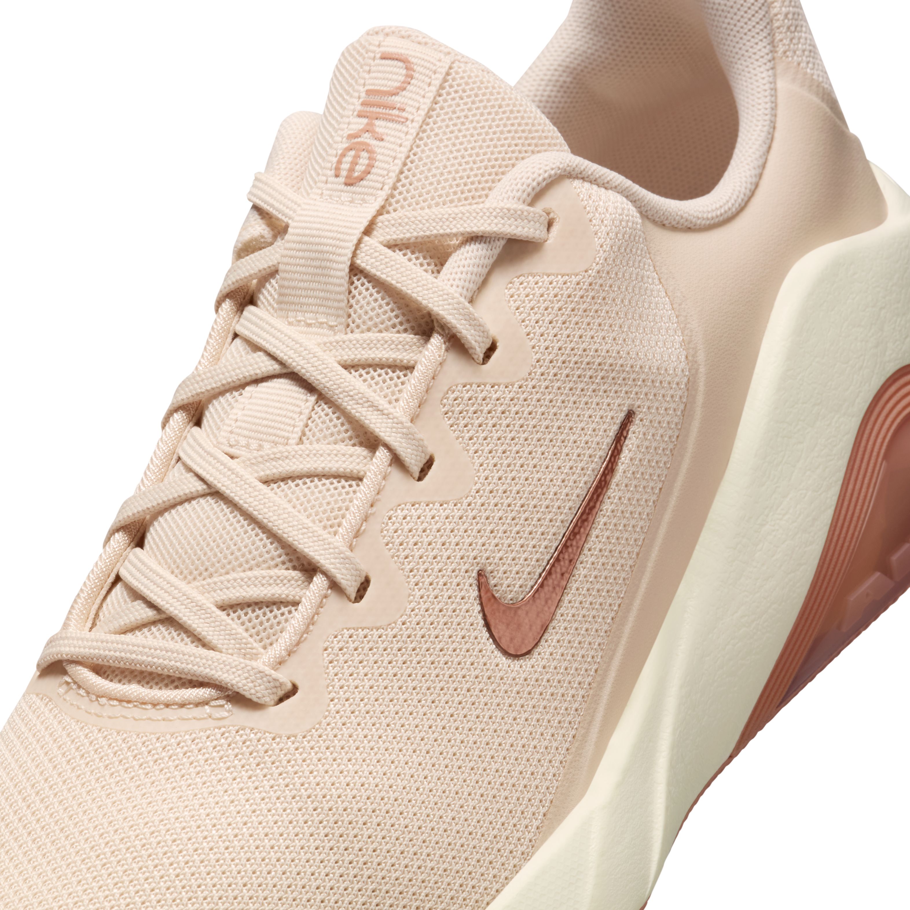 Nike W Nike Air Zoom Bella 7 Tenis beige de mujer para entrenamiento