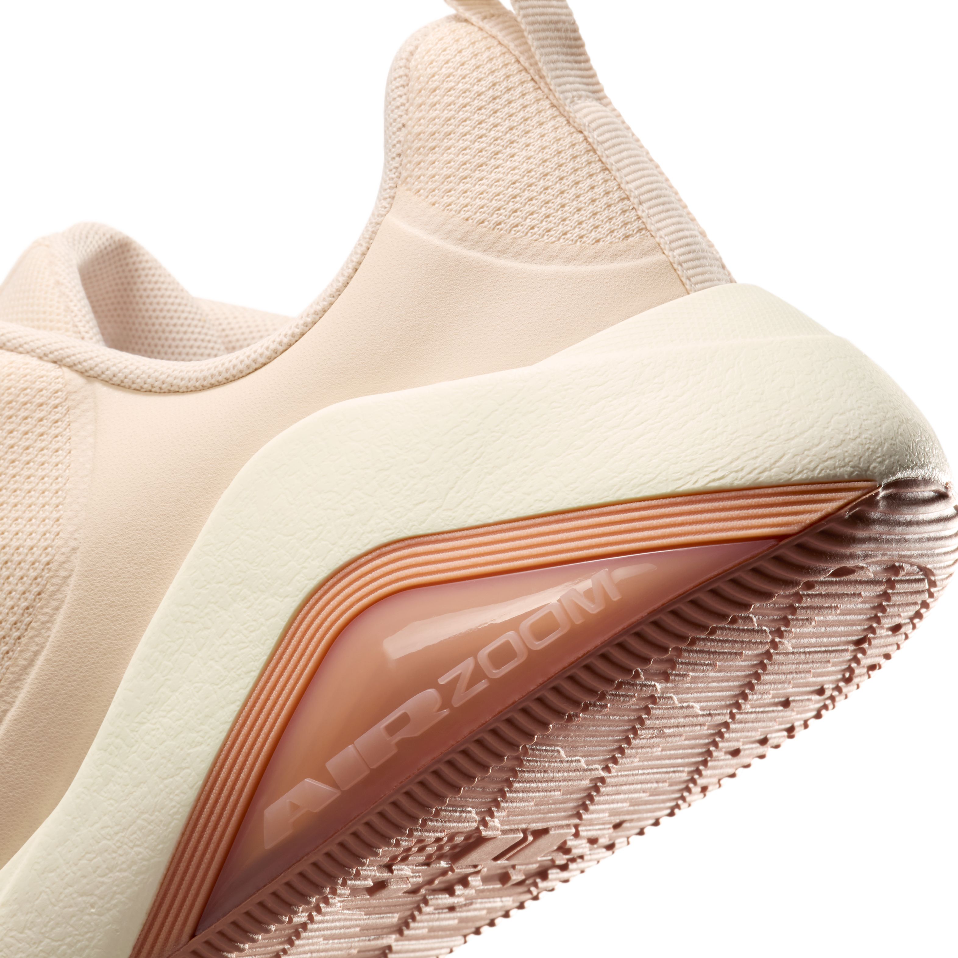 Nike W Nike Air Zoom Bella 7 Tenis beige de mujer para entrenamiento