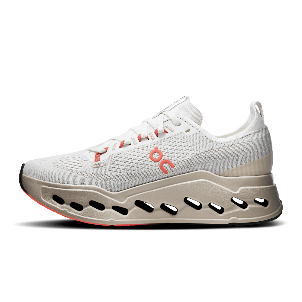On Cloudsurfer Max Tenis beige de mujer para correr