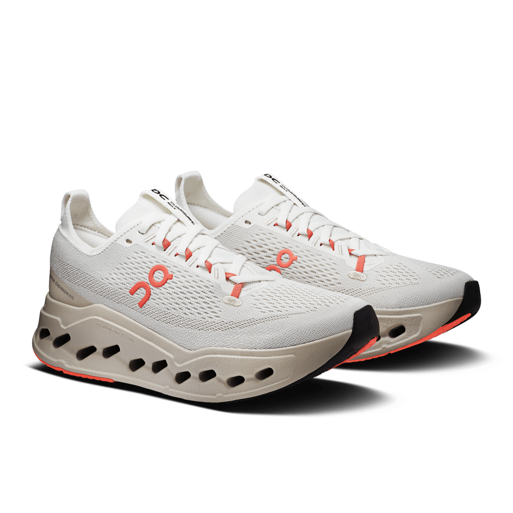 On Cloudsurfer Max Tenis beige de mujer para correr