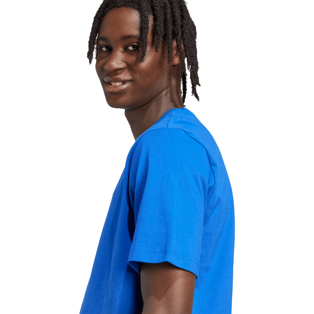 Adidas Camiseta Graphic Pennant Trim Manga Corta azul de hombre lifestyle
