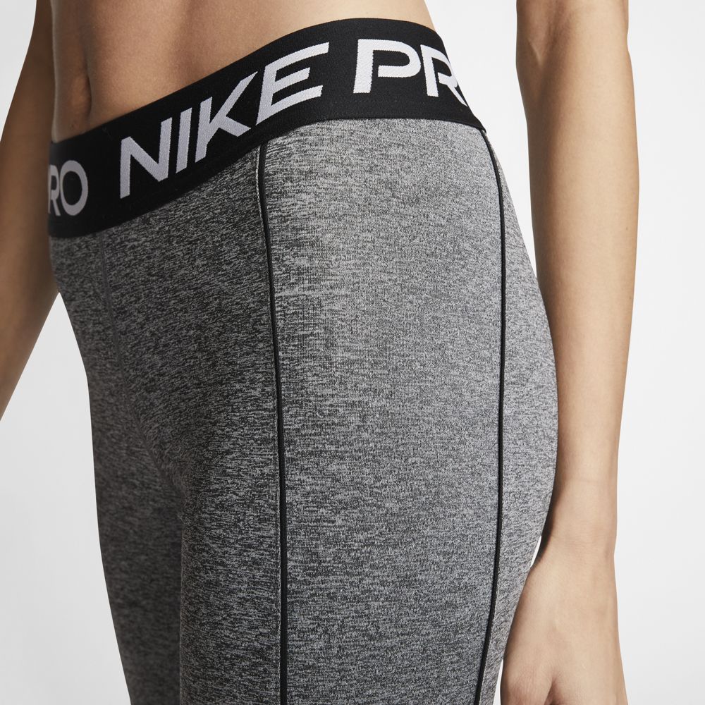 Nike W Np Tght Space Dye Capri negro de mujer para entrenamiento