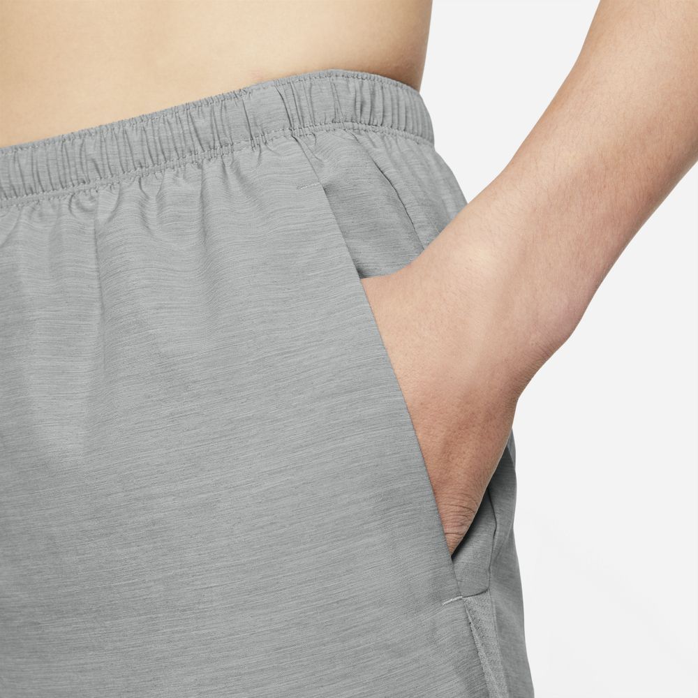 Nike M Nk Df Challenger Short 7Bf Pantaloneta gris de hombre para correr