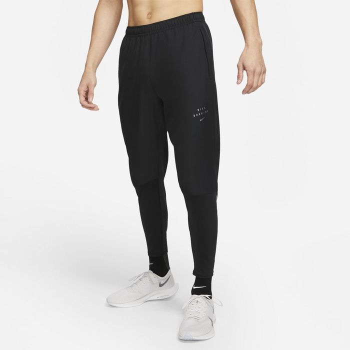 Pantalon-nike-para-hombre-M-Nk-Essential-Hybrid-Pant-Rd-para-correr-color-negro.-Frente-Sobre-Modelo