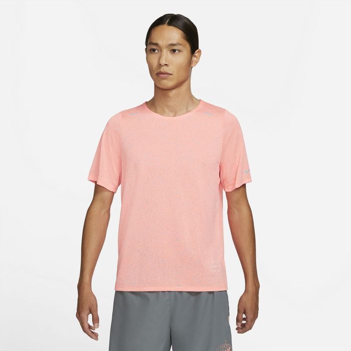 Camiseta-Manga-Corta-nike-para-hombre-M-Nk-Rise-365-Ss-Rd-para-correr-color-rosado.-Frente-Sobre-Modelo