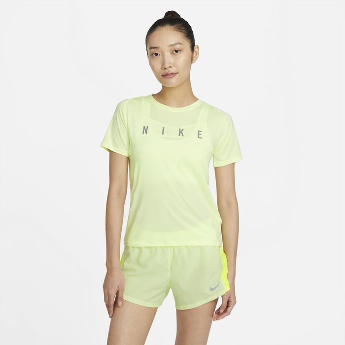 Camiseta-Manga-Corta-nike-para-mujer-W-Nk-Run-Dvn-Miler-Top-Ss-para-correr-color-verde.-Frente-Sobre-Modelo