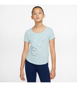 Camiseta-Manga-Corta-nike-para-niña-G-Nsw-Tee-Scoop-para-moda-color-azul.-Frente-Sobre-Modelo