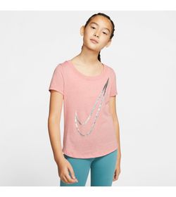 Camiseta-Manga-Corta-nike-para-niña-G-Nsw-Tee-Scoop-para-moda-color-rosado.-Frente-Sobre-Modelo
