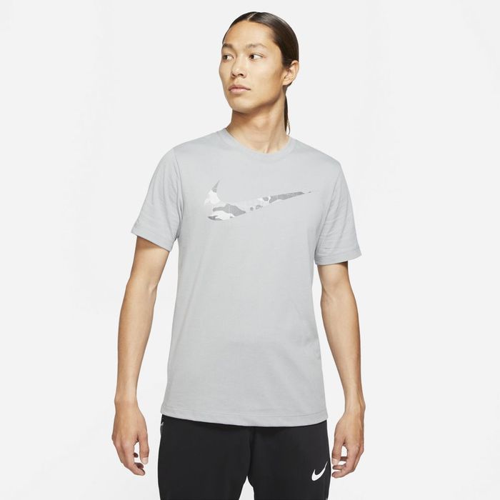 Camiseta-Manga-Corta-nike-para-hombre-M-Nk-Df-Tee-Camo-Fill-Gfx-para-entrenamiento-color-gris.-Frente-Sobre-Modelo