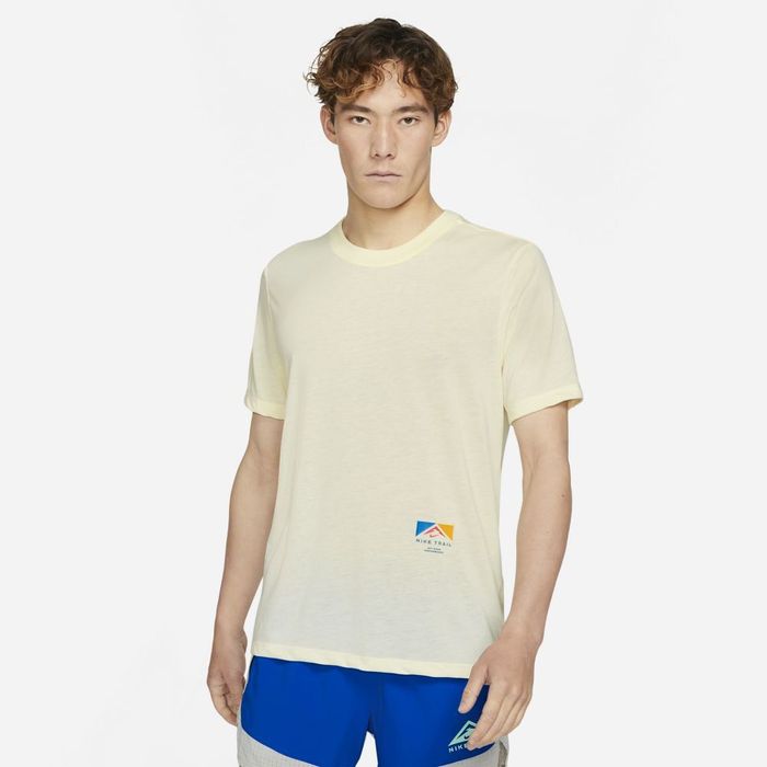 Camiseta-Manga-Corta-nike-para-hombre-U-Nk-Df-Tee-Db-Trail-Ssnl-para-correr-color-beige.-Frente-Sobre-Modelo