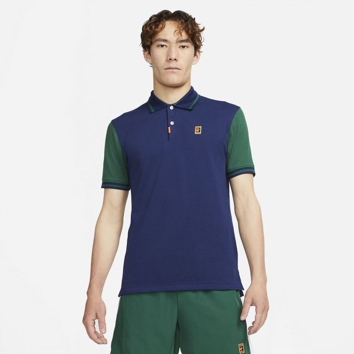 Camiseta-Manga-Corta-nike-para-hombre-The-Nike-Polo-Heritage-Slim2-para-tenis-color-multicolor.-Frente-Sobre-Modelo
