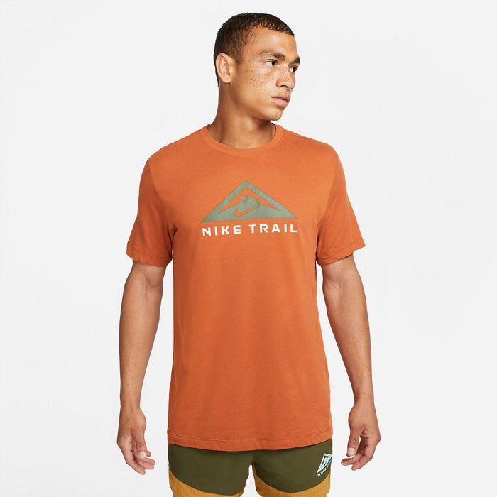 Camiseta-Manga-Corta-nike-para-hombre-U-Nk-Df-Tee-Ss-Trail-para-correr-color-cafe.-Frente-Sobre-Modelo