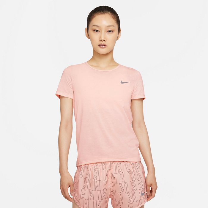 Camiseta-Manga-Corta-nike-para-mujer-W-Nk-Df-Run-Dvn-Top-Ss-para-correr-color-rosado.-Frente-Sobre-Modelo