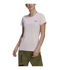 Camiseta-Manga-Corta-adidas-para-mujer-W-Tivid-Tee-para-outdoor-color-rosado.-Frente-Sobre-Modelo