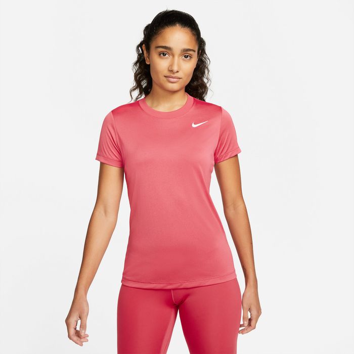 Camiseta-Manga-Corta-nike-para-mujer-W-Nk-Df-Leg-Tee-Crew-para-entrenamiento-color-rosado.-Frente-Sobre-Modelo