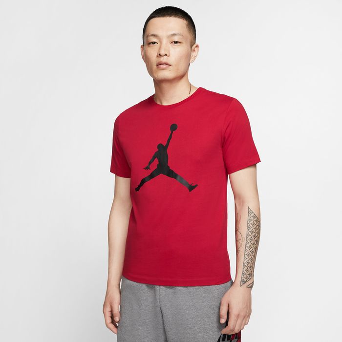 Camiseta-Manga-Corta-nike-para-hombre-M-J-Jumpman-Ss-Crew-para-baloncesto-color-rojo.-Frente-Sobre-Modelo