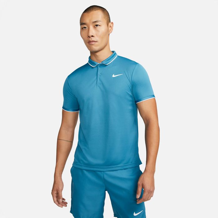 Camiseta-Manga-Corta-nike-para-hombre-M-Nkct-Df-Polo-para-tenis-color-azul.-Frente-Sobre-Modelo