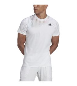Camiseta-Manga-Corta-adidas-para-hombre-Melbourne-Tee-para-tenis-color-blanco.-Frente-Sobre-Modelo