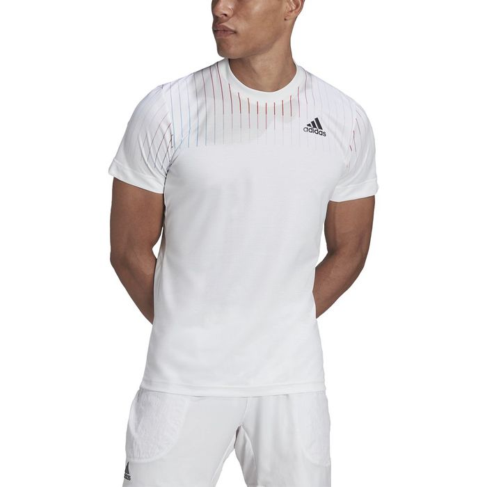 Camiseta-Manga-Corta-adidas-para-hombre-Melbourne-Tee-para-tenis-color-blanco.-Frente-Sobre-Modelo