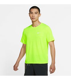 Camiseta-Manga-Corta-nike-para-hombre-M-Nk-Df-Miler-Top-Ss-para-correr-color-amarillo.-Frente-Sobre-Modelo