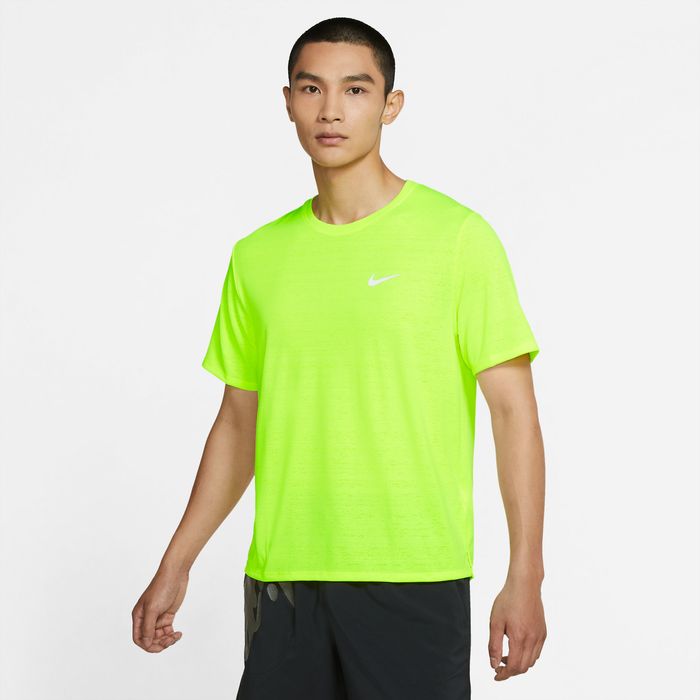 Camiseta-Manga-Corta-nike-para-hombre-M-Nk-Df-Miler-Top-Ss-para-correr-color-amarillo.-Frente-Sobre-Modelo