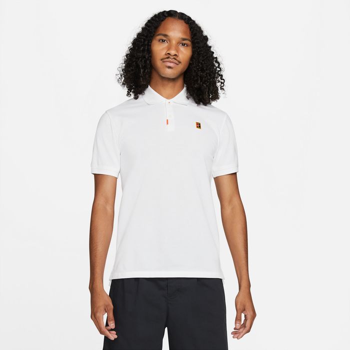 Camiseta-Manga-Corta-nike-para-hombre-The-Nike-Polo-Df-Heritge-Slim2-para-tenis-color-blanco.-Frente-Sobre-Modelo