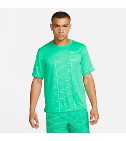 Camiseta-Manga-Corta-nike-para-hombre-M-Nk-Df-Uv-Rdvn-Miler-Emboss-para-correr-color-verde.-Frente-Sobre-Modelo