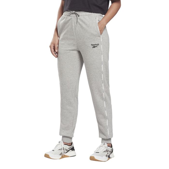 Pantalon-reebok-para-mujer-Piping-Pack-Jogger-para-entrenamiento-color-gris.-Frente-Sobre-Modelo