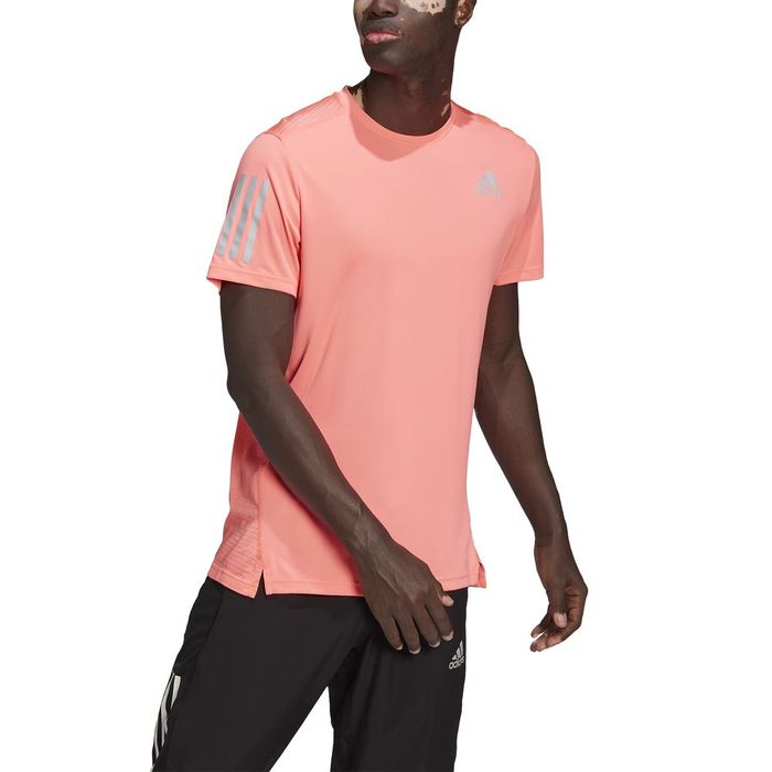 Camiseta-Manga-Corta-adidas-para-hombre-Own-The-Run-Tee-para-correr-color-rojo.-Frente-Sobre-Modelo