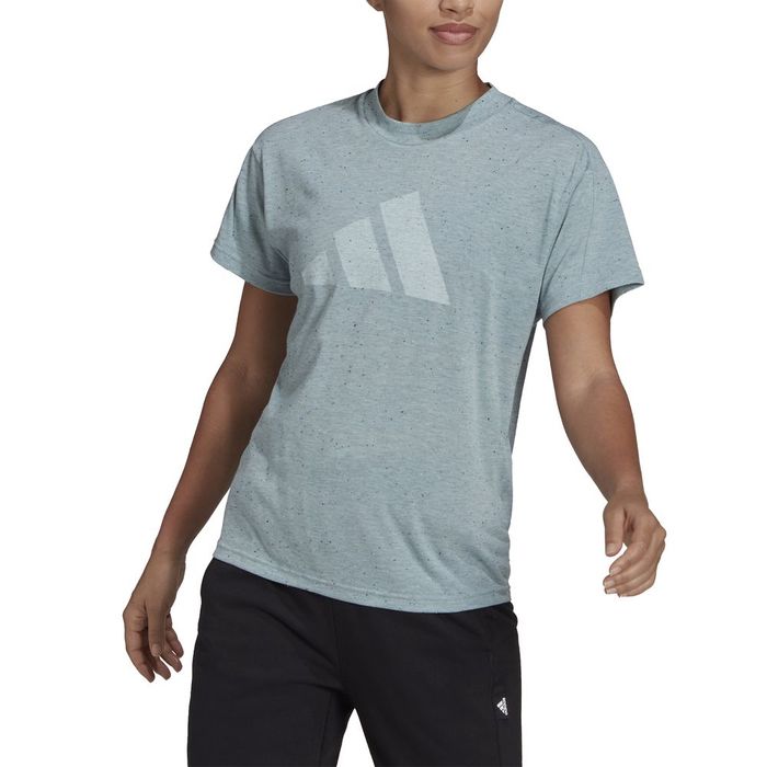 Camiseta-Manga-Corta-adidas-para-mujer-W-Winrs-3.0-Tee-para-moda-color-gris.-Frente-Sobre-Modelo