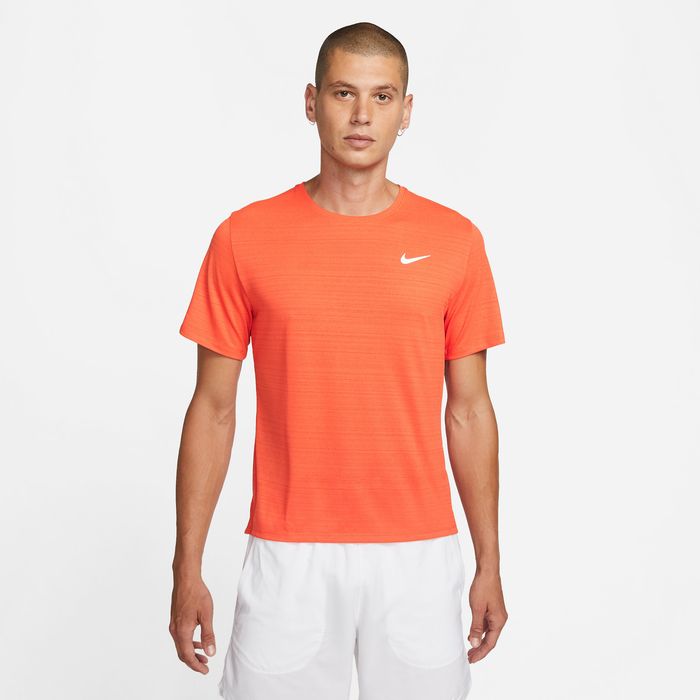 Camiseta-Manga-Corta-nike-para-hombre-M-Nk-Df-Miler-Top-Ss-para-correr-color-naranja.-Frente-Sobre-Modelo