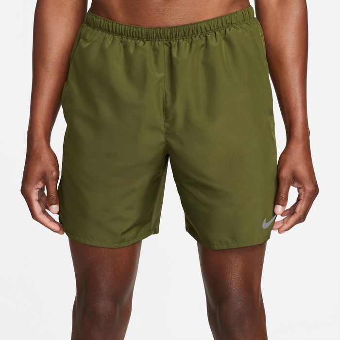 Pantaloneta-nike-para-hombre-M-Nk-Df-Challenger-Short-7Bf-para-correr-color-verde.-Frente-Sobre-Modelo