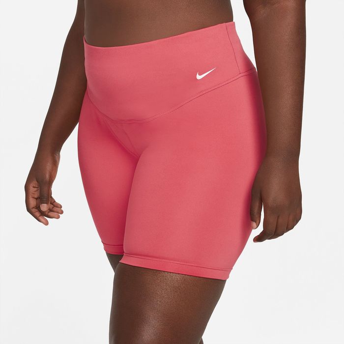 Pantaloneta-nike-para-mujer-W-Nk-One-Df-Mr-7In-Shrt-para-entrenamiento-color-rosado.-Frente-Sobre-Modelo