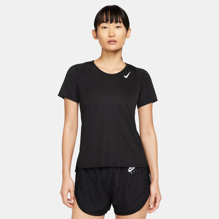 Camiseta-Manga-Corta-nike-para-mujer-W-Nk-Df-Race-Top-Ss-para-correr-color-negro.-Frente-Sobre-Modelo
