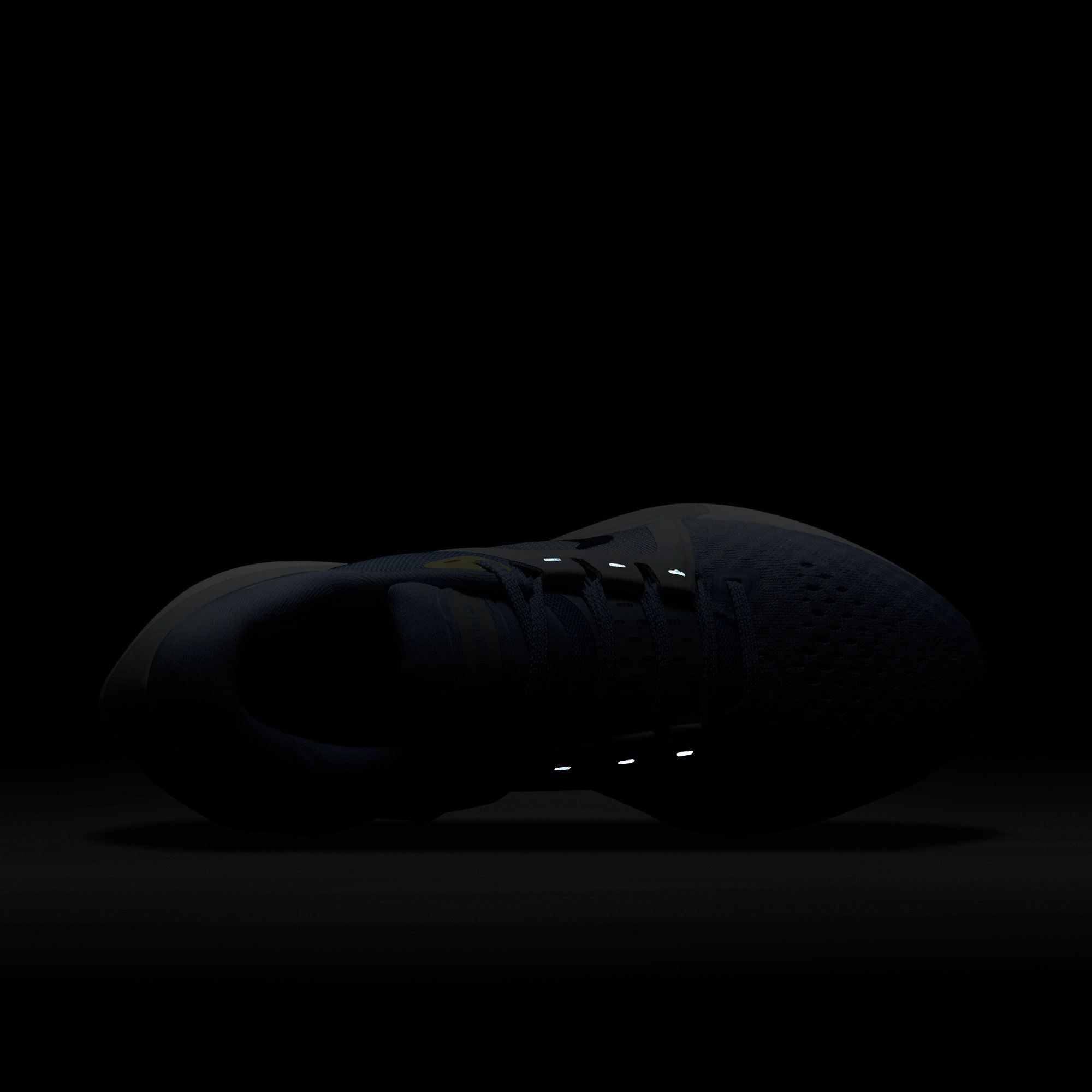 Nike Wmns Nike Air Zoom Vomero 16 Tenis morado de mujer para correr