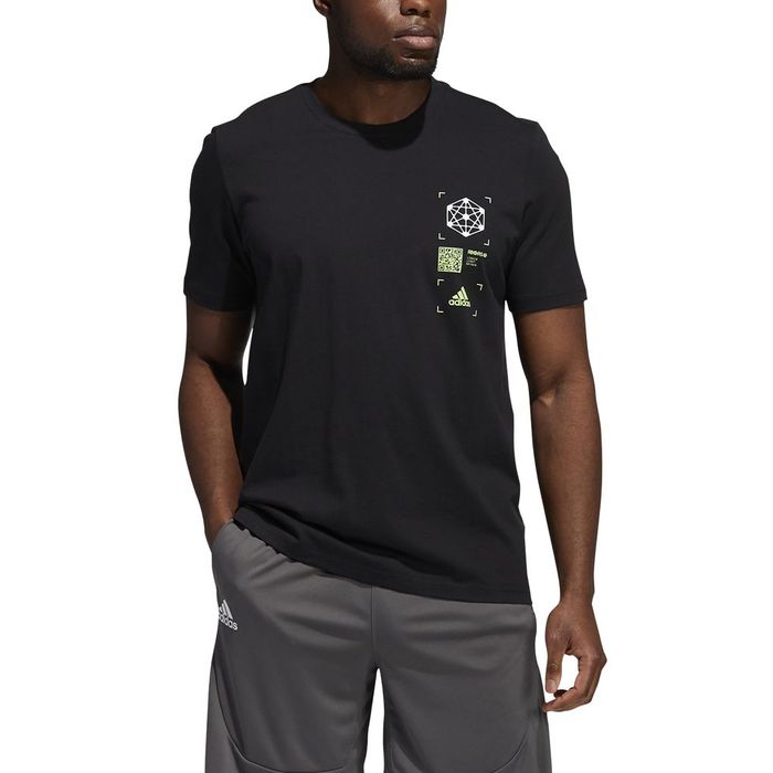 Camiseta-Manga-Corta-adidas-para-hombre-Innov-Gfx-4D-M-para-moda-color-negro.-Frente-Sobre-Modelo