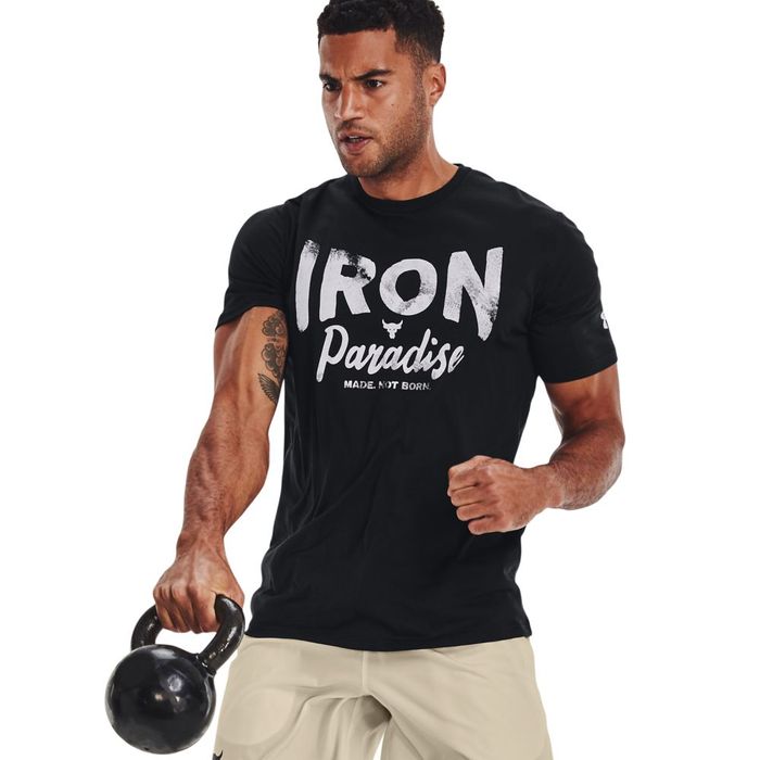 Camiseta-Manga-Corta-under-armour-para-hombre-Ua-Pjt-Rock-Iron-Paradise-Ss-para-entrenamiento-color-negro.-Frente-Sobre-Modelo
