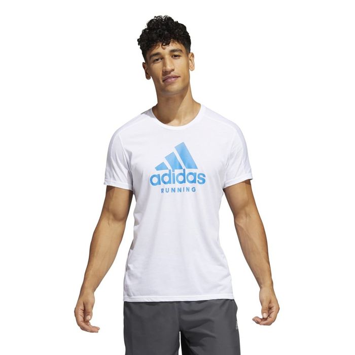Camiseta-Manga-Corta-adidas-para-hombre-M-Logo-G-T-para-correr-color-blanco.-Frente-Sobre-Modelo