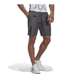 Pantaloneta-adidas-para-hombre-Club-Graphshort-para-tenis-color-gris.-Frente-Sobre-Modelo