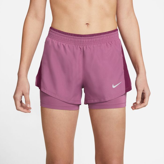 Pantaloneta-nike-para-mujer-W-Nk-10K-2In1-Short-para-correr-color-morado.-Frente-Sobre-Modelo