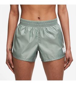 Pantaloneta-nike-para-mujer-W-Nk-Swsh-Run-Short-para-correr-color-verde.-Frente-Sobre-Modelo